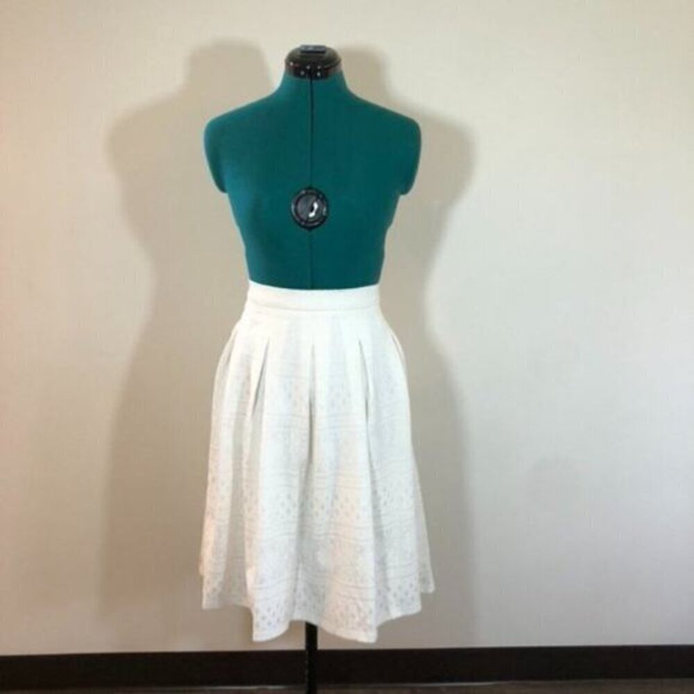 Le Chateau White Lace Flared A-Line Skirt - Size 8 - Picture 3 of 10